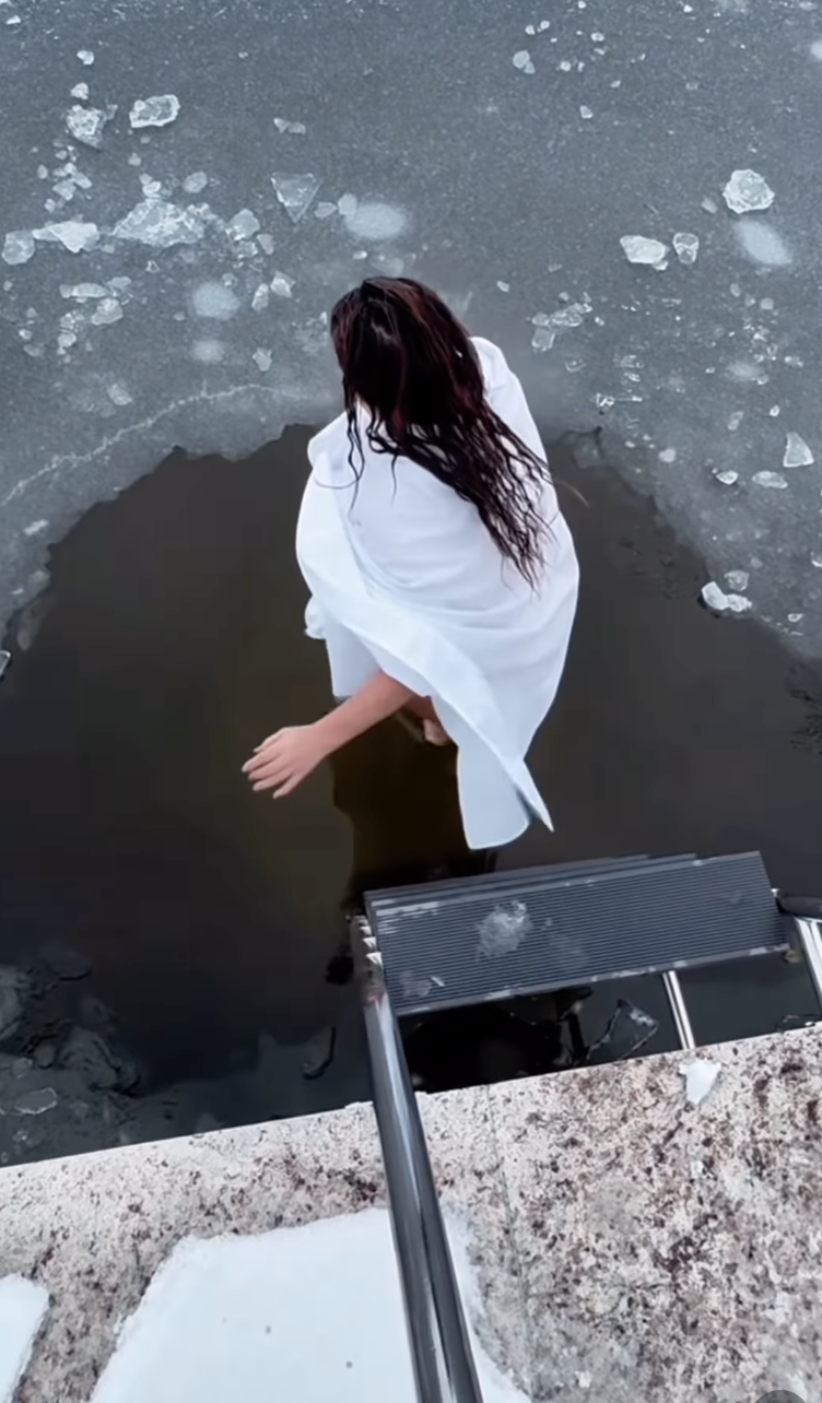 Могилевська приголомшила, як на Водохреще пірнала у крижану водойму (відео)